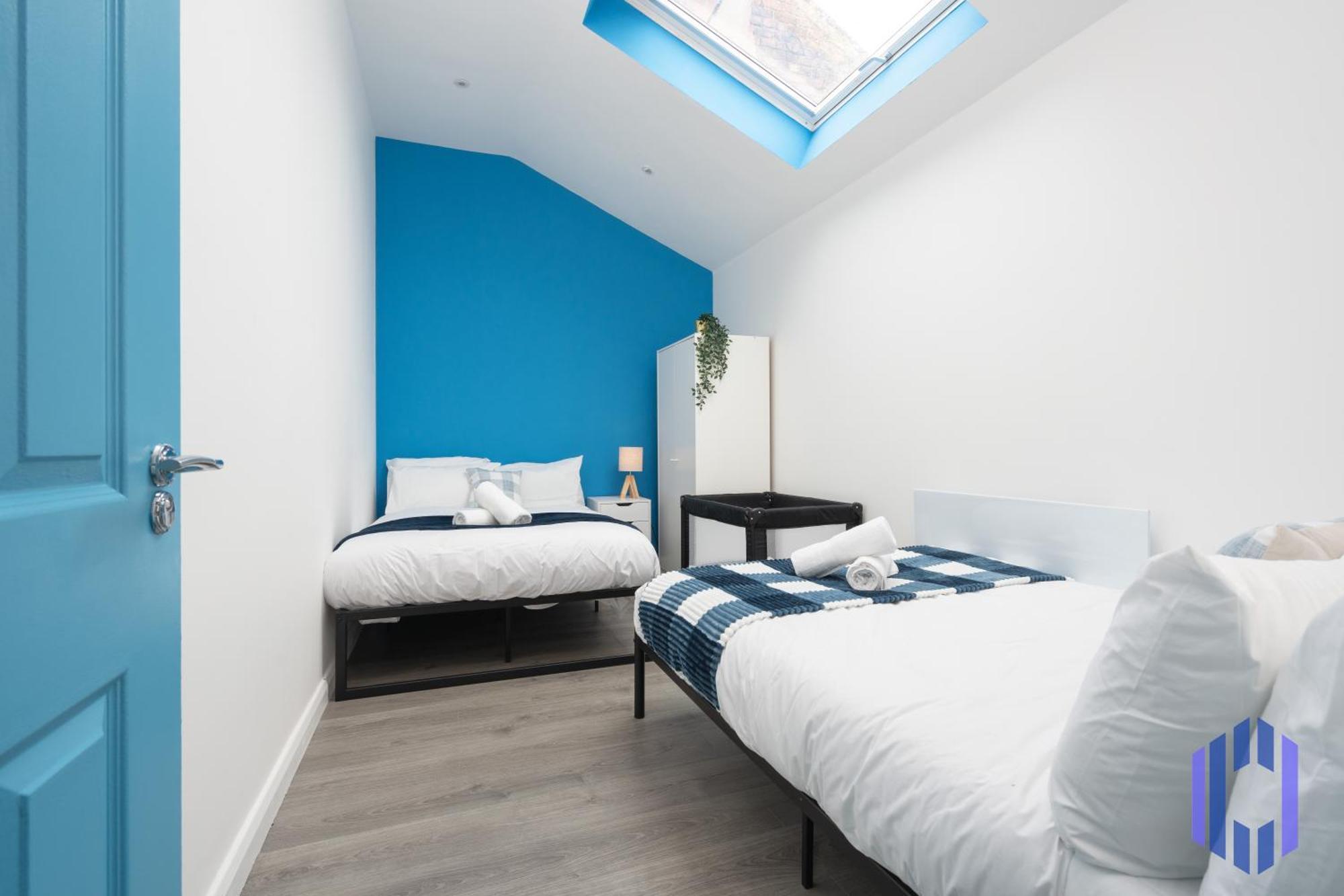 Santorini Blues By Cefas - Free Parking - - Near Airport Holiday home Manchester