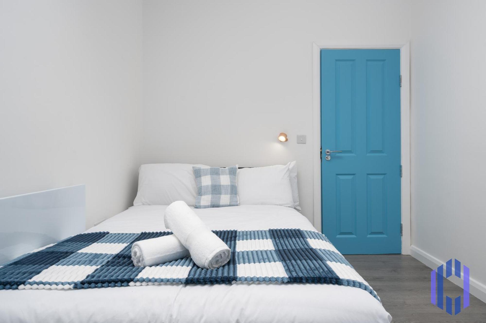 Santorini Blues By Cefas - Free Parking - - Near Airport Holiday home